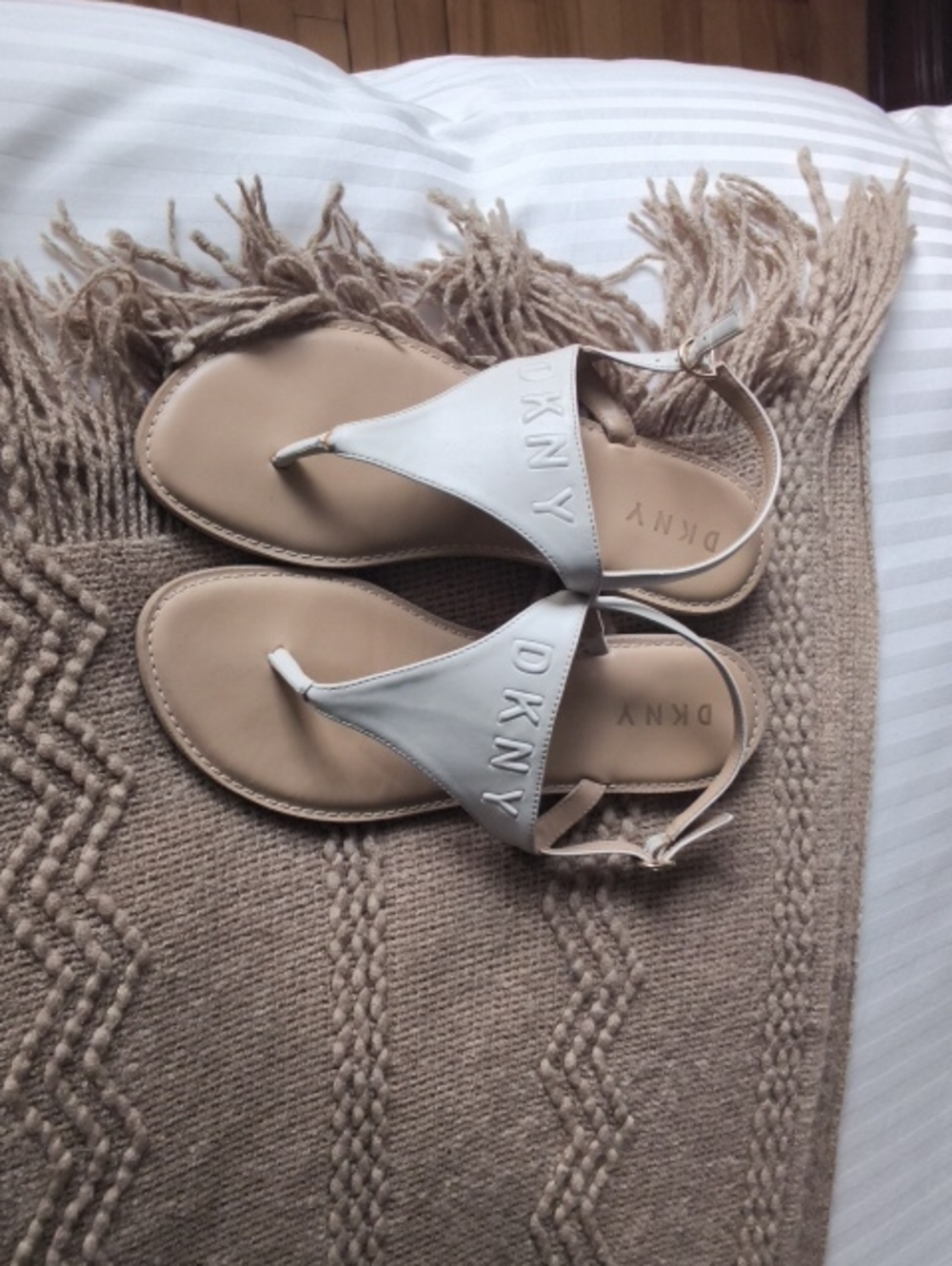 DKNY Beige and White Leather Thong Sandals with Logo Strap